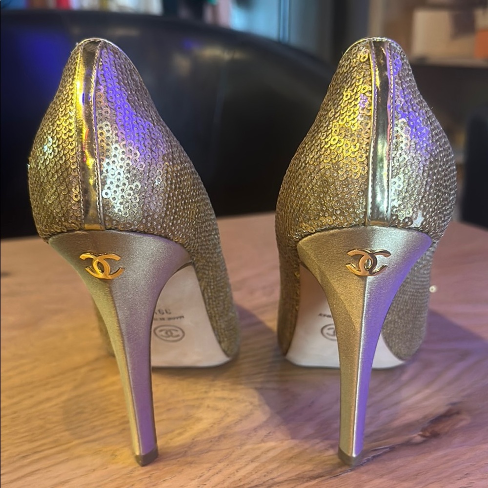 CHANEL Gold Metallic Heels with Pointed Toe - Picture 3 of 4
